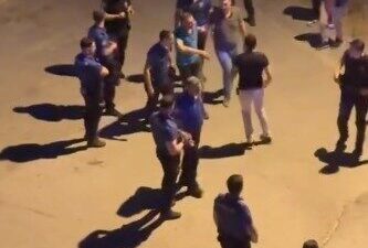 Kocaeli’nin İzmit ilçesinde elinde tabanca ile sokakta dolaşan şüpheli, çevrede