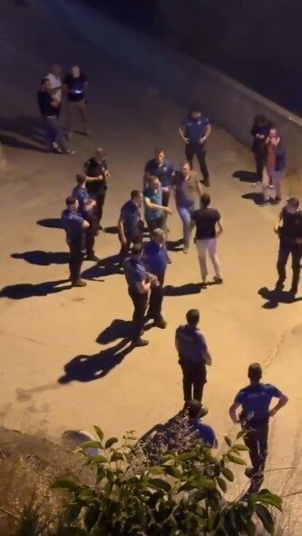 Kocaeli’nin İzmit ilçesinde elinde tabanca ile sokakta dolaşan şüpheli, çevrede
