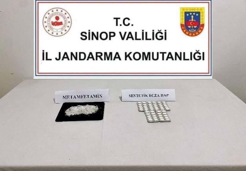 Sinop’ta düzenlenen operasyonda 15 gram metamfetamin ve 50 sentetik ecza