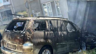 Sinop’ta bir evin garajında park halinde duran otomobil, henüz belirlenemeyen