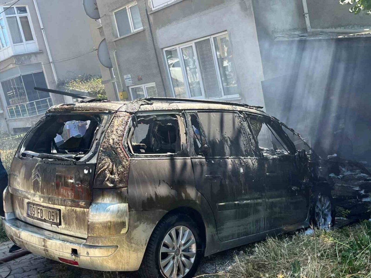 Sinop’ta bir evin garajında park halinde duran otomobil, henüz belirlenemeyen