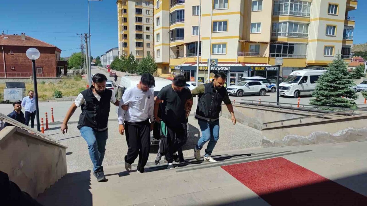 Sivas’ta 1 kilo 360 gram uyuşturucu madde taşıyan 8 kişi