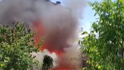 Sivas’ta müstakil evde çıkan yangında alevler evi tamamen kapladı. Mahallede