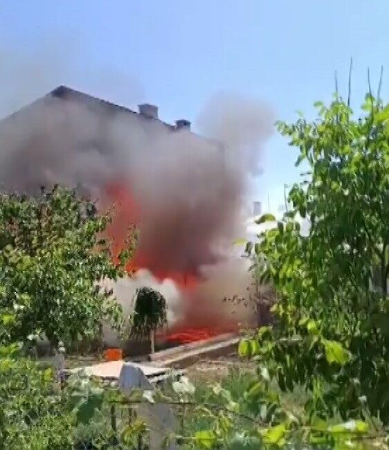 Sivas’ta müstakil evde çıkan yangında alevler evi tamamen kapladı. Mahallede