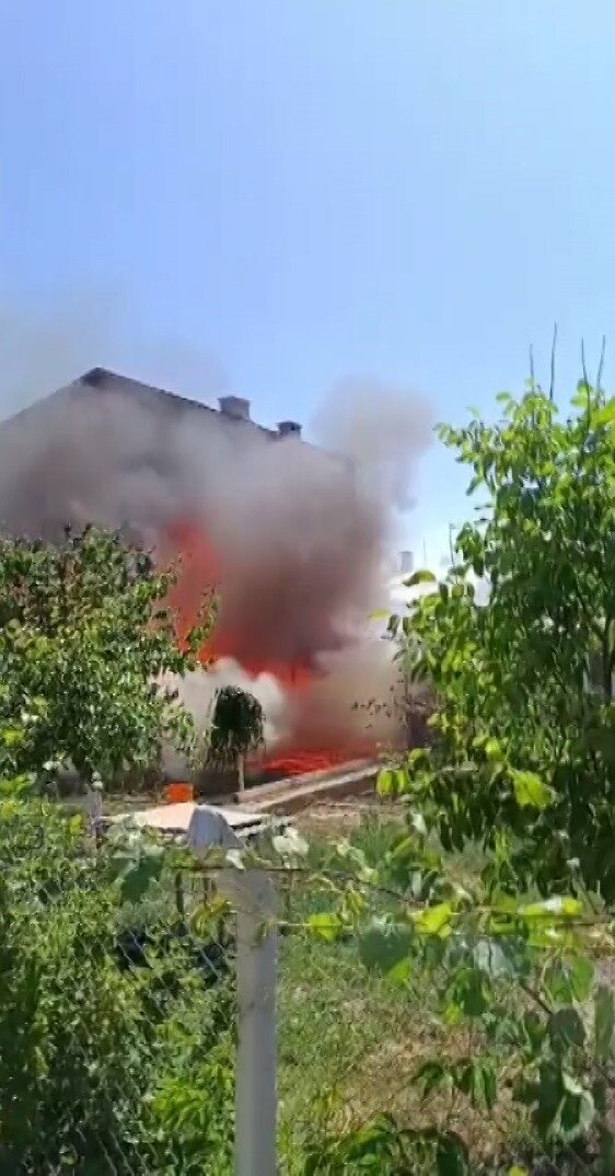 Sivas’ta müstakil evde çıkan yangında alevler evi tamamen kapladı. Mahallede
