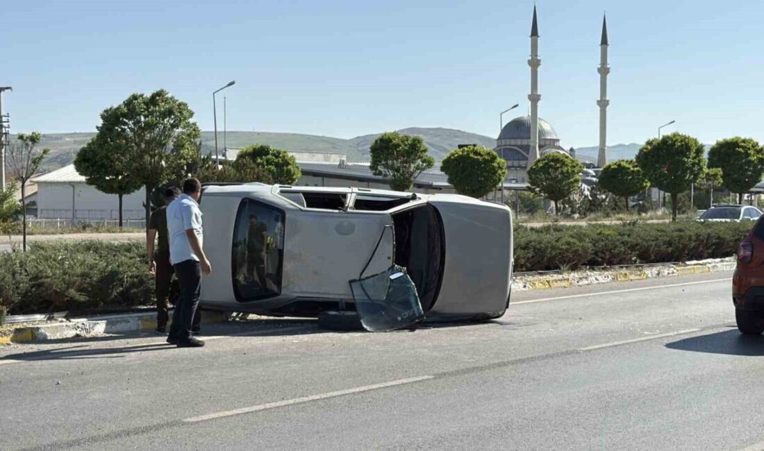 Sivas’ta sürücüsünün kontrolünden çıkan otomobil takla attı. 2 kişi yaralandı.