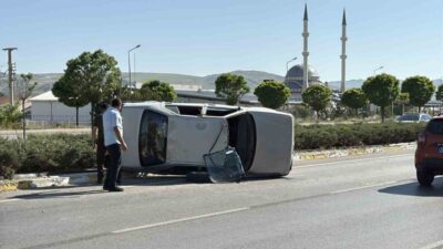 Sivas’ta sürücüsünün kontrolünden çıkan otomobil takla attı. 2 kişi yaralandı.