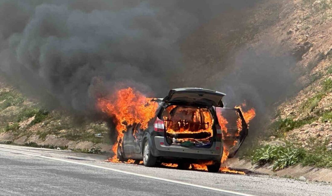Sivas’ta seyir halindeyken alev alan otomobil kullanılamaz hale geldi. Araçta