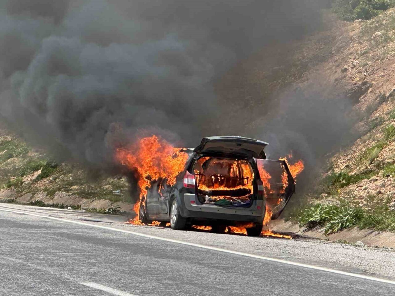 Sivas’ta seyir halindeyken alev alan otomobil kullanılamaz hale geldi. Araçta