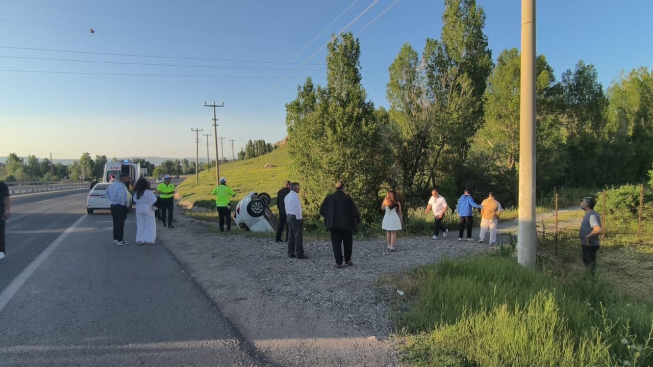 Sivas’ta kontrolden çıkan otomobilin su kanalına düştüğü kazada 3 kişi