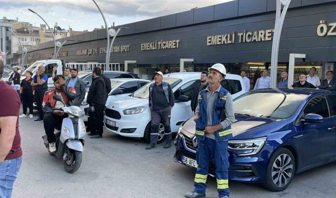 Sivas’ta bir binanın çatı katında çıkan yangın, paniğe neden oldu.