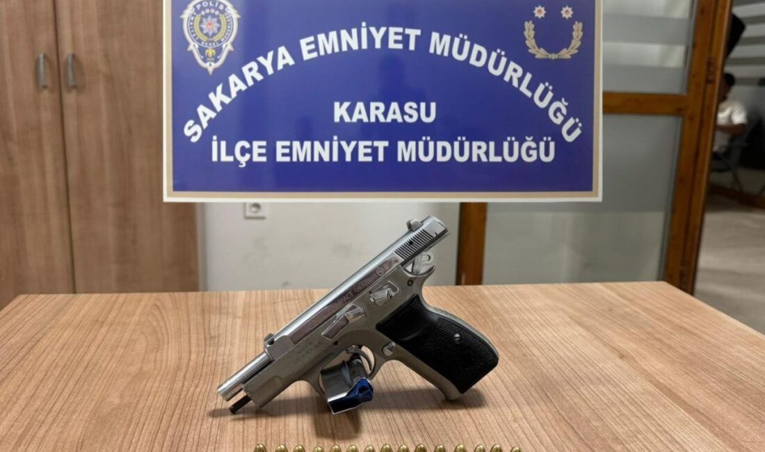 Sakarya’nın Karasu ilçesinde ruhsatsız silahla yakalanan şahıs, polis ekiplerince gözaltına