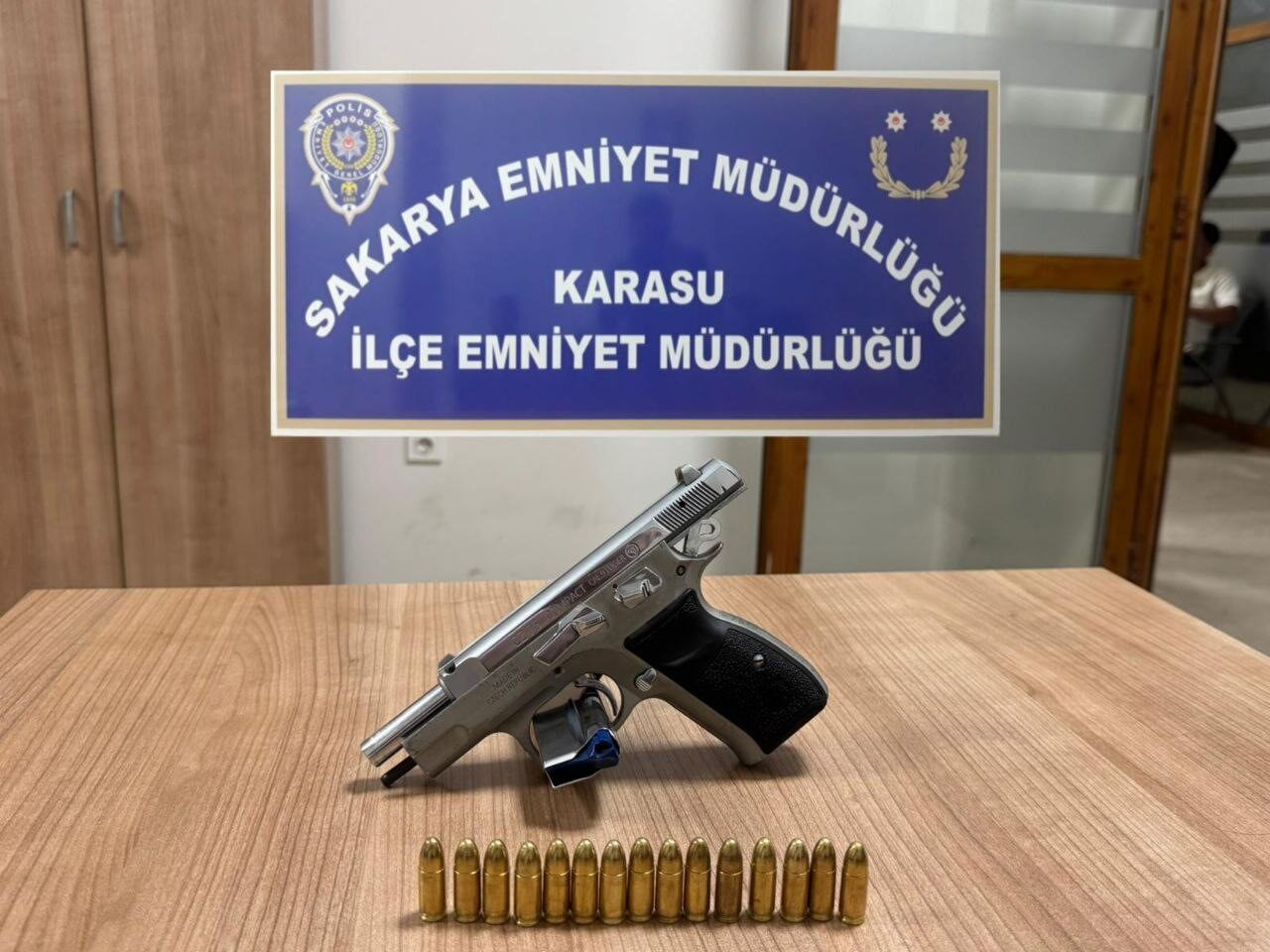 Sakarya’nın Karasu ilçesinde ruhsatsız silahla yakalanan şahıs, polis ekiplerince gözaltına