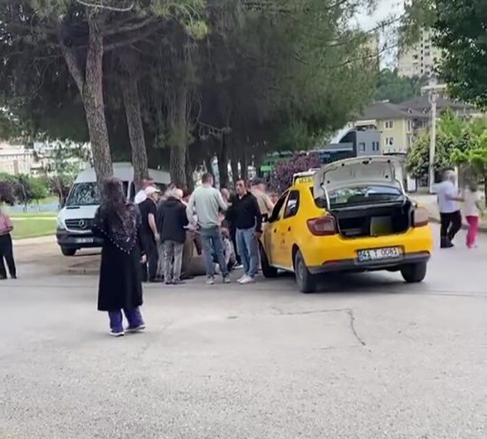Kocaeli’nin İzmit ilçesinde seyir halinde olan taksi, yayaya çarptı. Kazada
