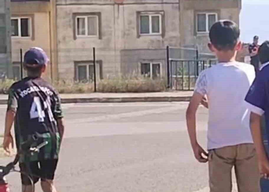 Kocaeli’nin Körfez ilçesinde tamiratı yapılan çatı, alev alev yandı. Olay,