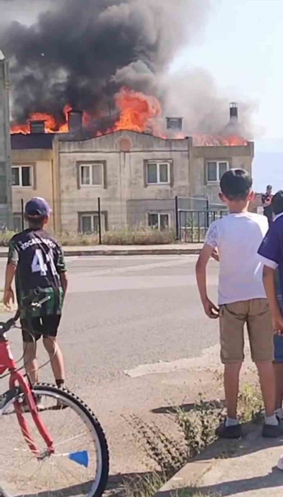 Kocaeli’nin Körfez ilçesinde tamiratı yapılan çatı, alev alev yandı. Olay,