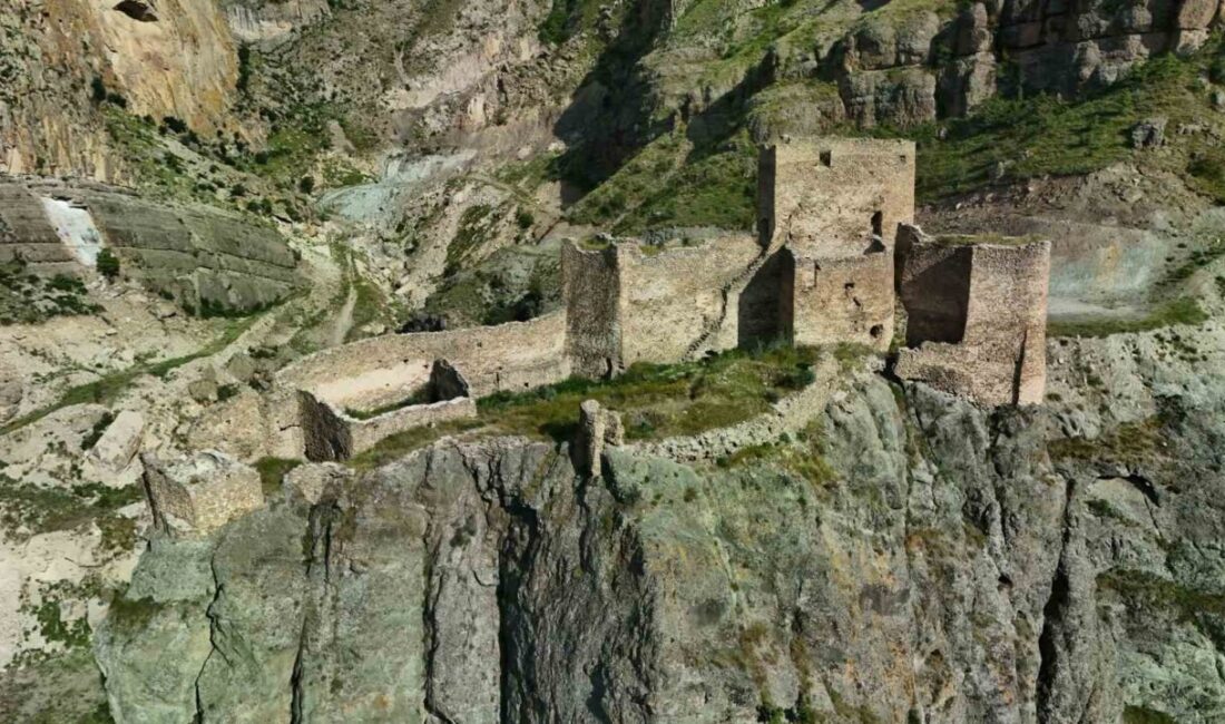 Erzurum’un Uzundere ilçesindeki Engüzek Kalesi, eşsiz manzarasıyla dikkat çekiyor. Erzurum