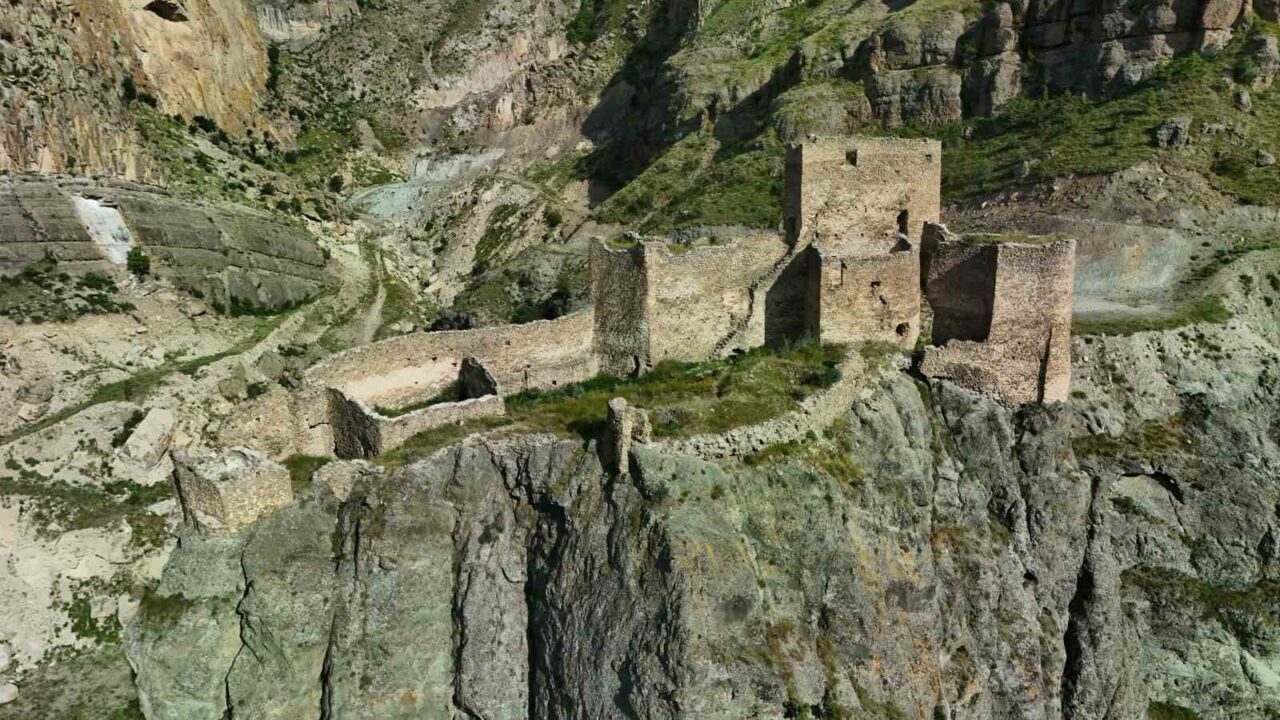 Erzurum’un Uzundere ilçesindeki Engüzek Kalesi, eşsiz manzarasıyla dikkat çekiyor. Erzurum