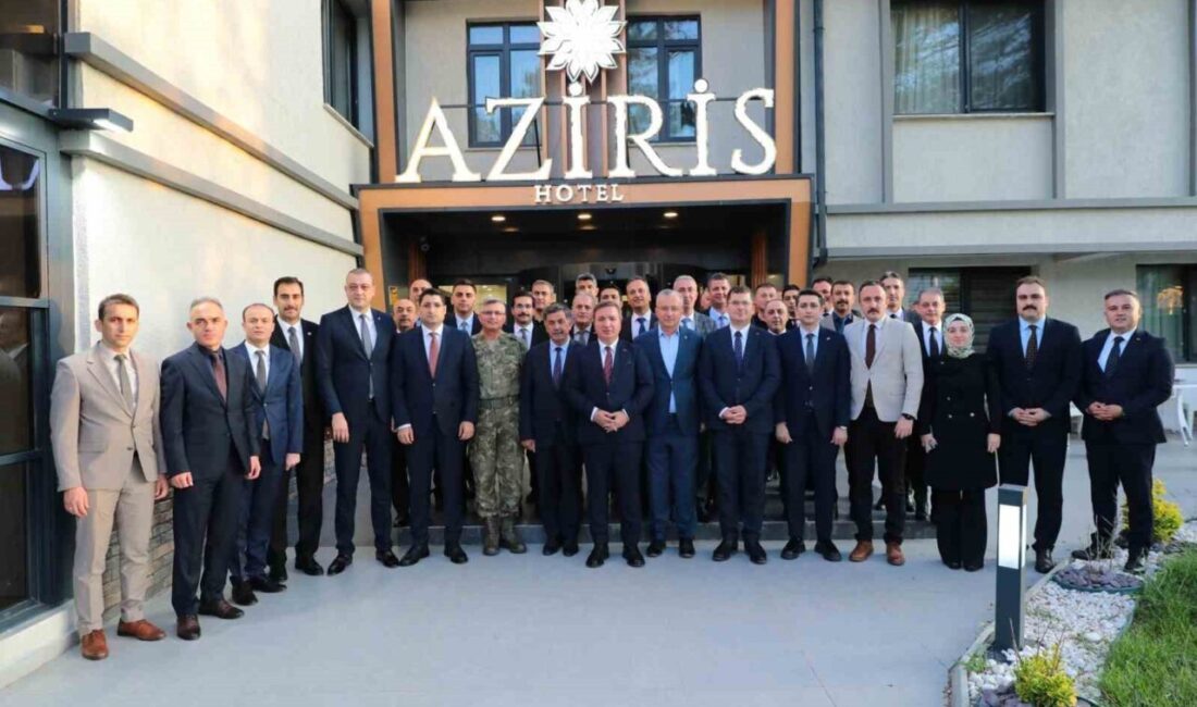 Erzincan’da tayini çıkan vali yardımcıları ve kaymakamlara veda yemeği verildi.