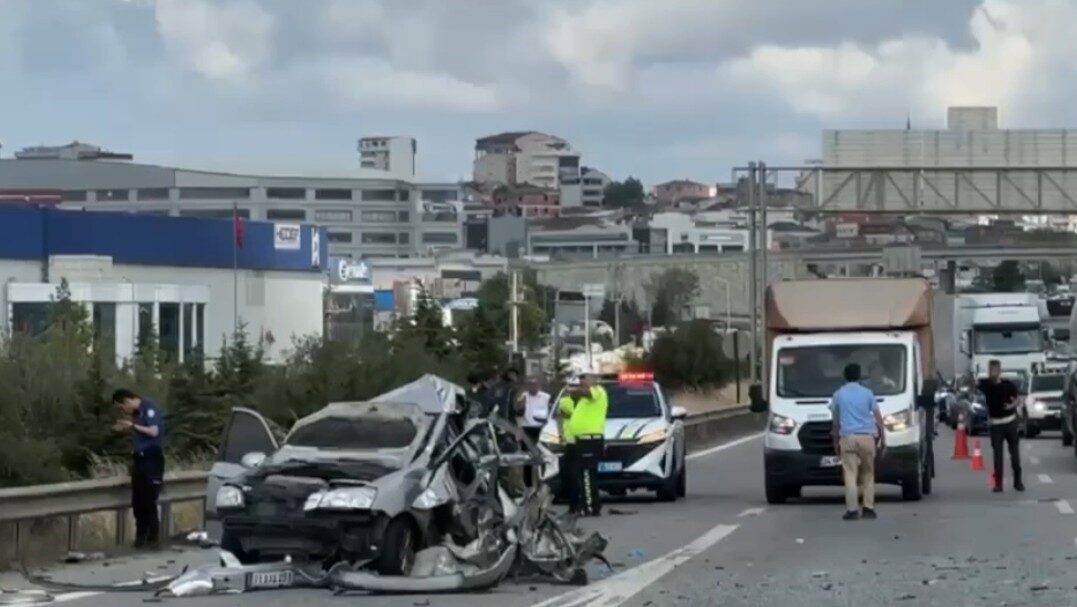 TEM Otoyolu’nun Kocaeli’nin Gebze ilçesi geçişinde yolcu otobüsü ile otomobilin