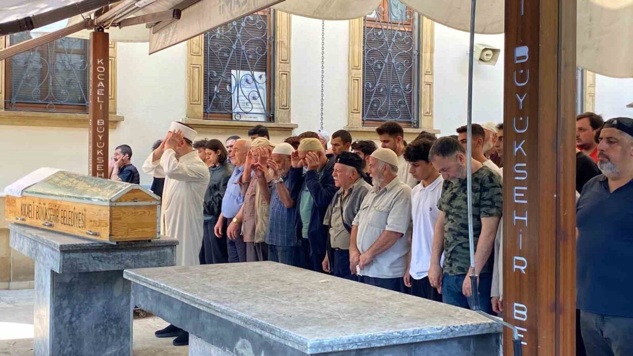 Kocaeli’nin İzmit ilçesinde geçmek istediği tırın altında kalarak hayatını kaybeden