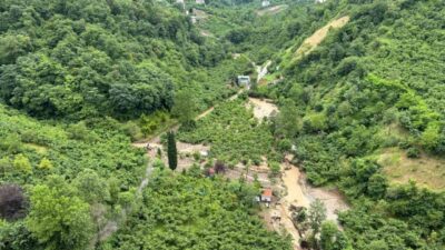 Trabzon’un Toklu mahallesine ismini veren Toklu Deresi’nin taşması ve debisinin