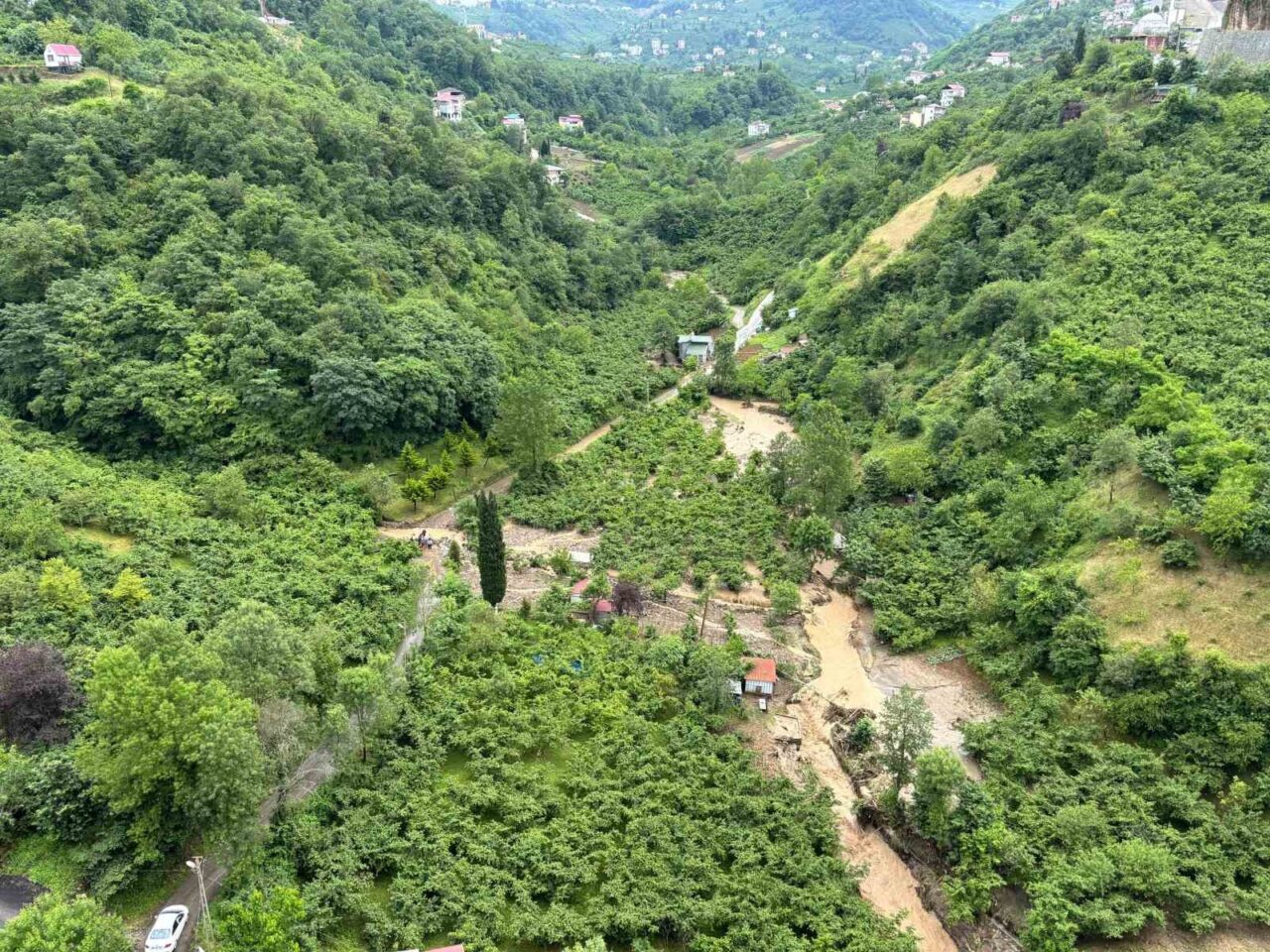 Trabzon’un Toklu mahallesine ismini veren Toklu Deresi’nin taşması ve debisinin