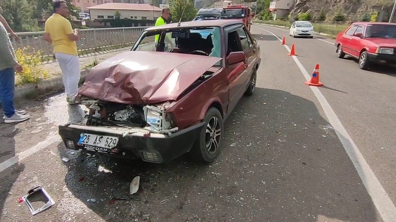 Erzurum’un Tortum ilçesinde meydana gelen trafik kazasında 3 kişi yaralandı.