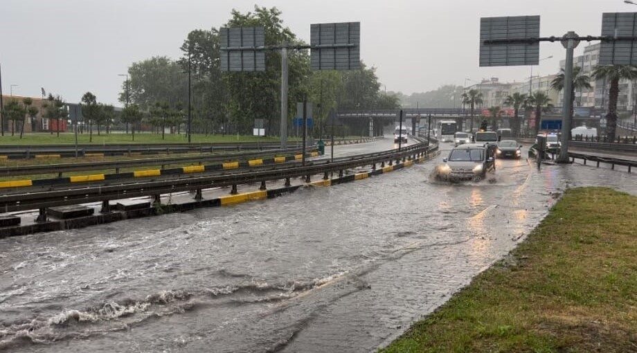 Trabzon şehir merkezinde sabah saatlerinden itibaren etkili olan şiddetli yağış