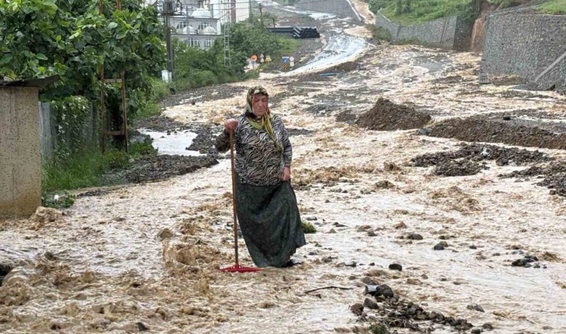 Trabzon’un Ortahisar ilçesinde sabah saatlerinden itibaren etkili olan şiddetli yağış