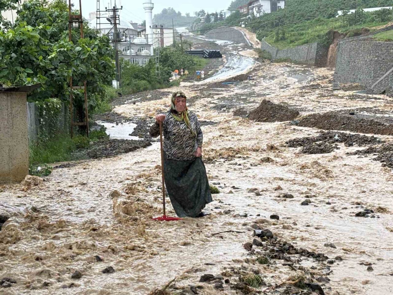 Trabzon’un Ortahisar ilçesinde sabah saatlerinden itibaren etkili olan şiddetli yağış