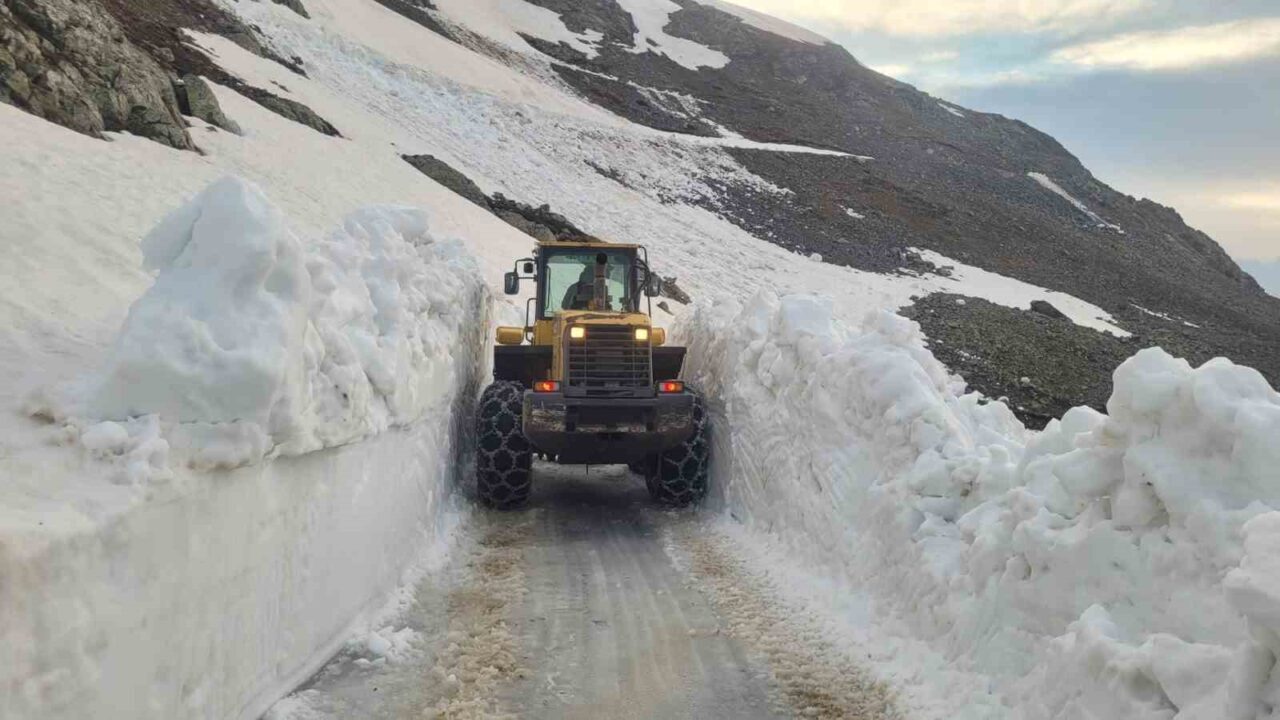 Trabzon Büyükşehir Belediyesi ekipleri, yaz mevsimi olmasına rağmen şehrin zirvelerindeki