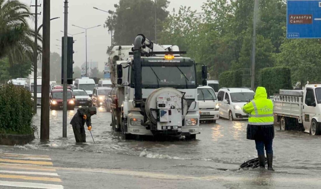Trabzon Büyükşehir Belediyesi ekipleri, şehir merkezinde yoğun yağış nedeniyle meydana