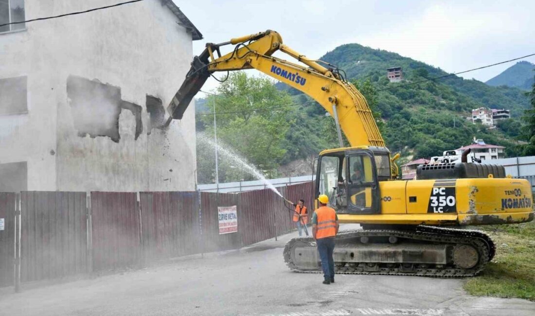 Trabzon’un Ortahisar ilçesi Çağlayan mahallesinde ekonomik ömrünü tamamlamış, afet riski