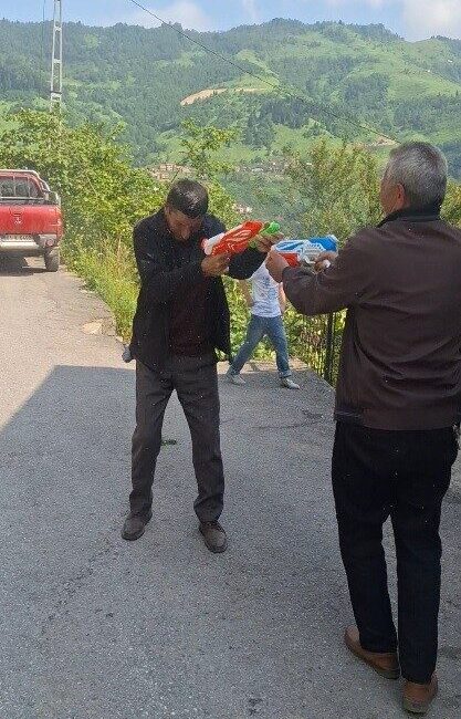 Trabzon’un Yomra ilçesinde Kurban Bayramı nedeniyle bir araya gelen mahalle