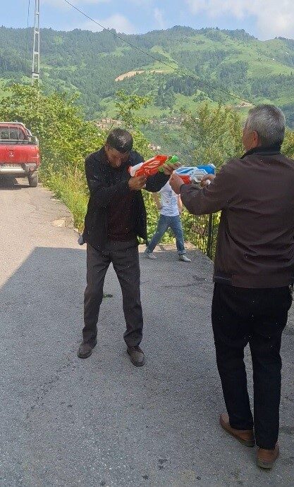 Trabzon’un Yomra ilçesinde Kurban Bayramı nedeniyle bir araya gelen mahalle