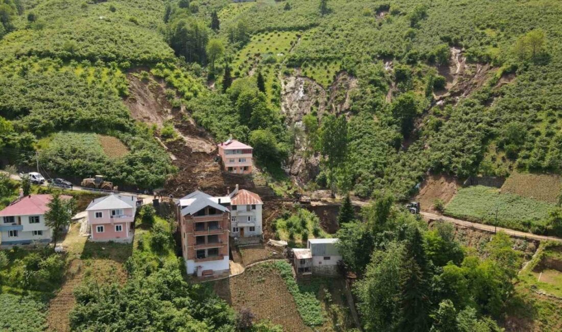Trabzon’un Ortahisar ilçesinde şiddetli yağışların ardından meydana gelen heyelan 5