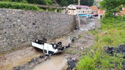 Trabzon’da kamyonetin dereye uçtuğu kazada 2 kişi yaralandı. Edinilen bilgiye