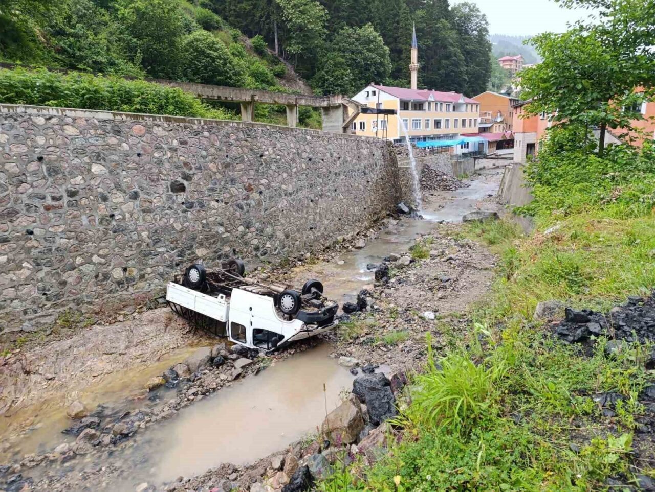 Trabzon’da kamyonetin dereye uçtuğu kazada 2 kişi yaralandı. Edinilen bilgiye