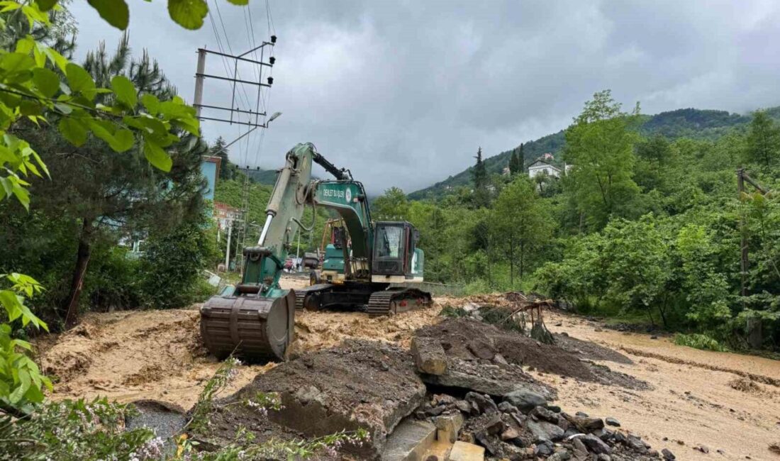 Trabzon’da bugün etkili olan şiddetli yağış sonrası Akçaabat ilçesinde yaşanan