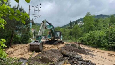 Trabzon’da bugün etkili olan şiddetli yağış sonrası Akçaabat ilçesinde yaşanan