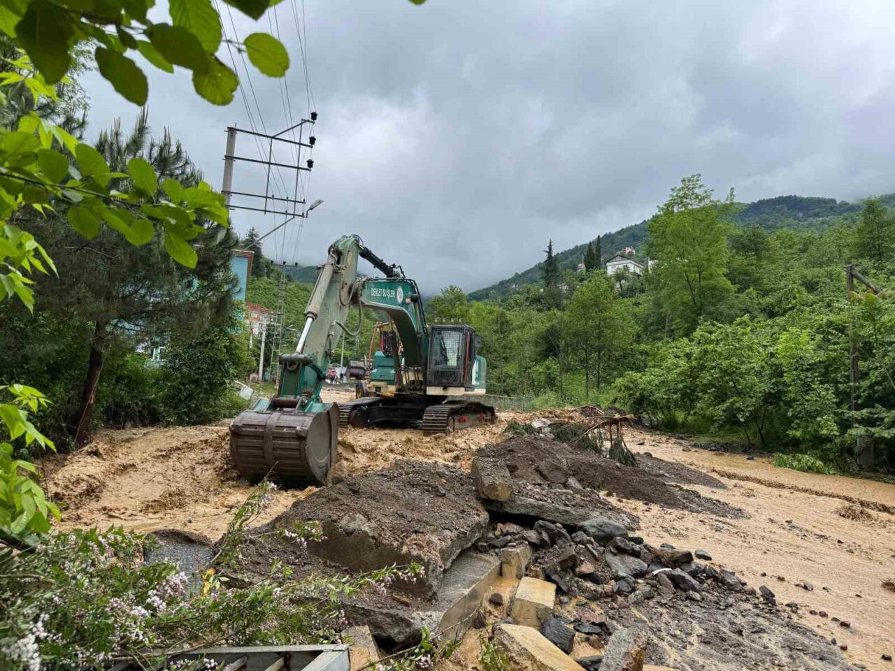 Trabzon’da bugün etkili olan şiddetli yağış sonrası Akçaabat ilçesinde yaşanan