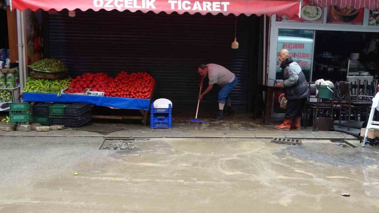 Trabzon’da bugün etkili olan şiddetli yağmur sonucu çok sayıda iş