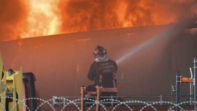 Sakarya’nın Adapazarı ilçesinde traktör bayisinin deposunda büyük çapta yangın çıktı.