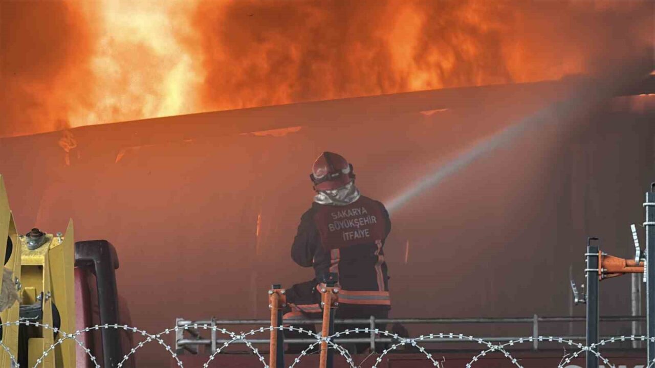 Sakarya’nın Adapazarı ilçesinde traktör bayisinin deposunda büyük çapta yangın çıktı.