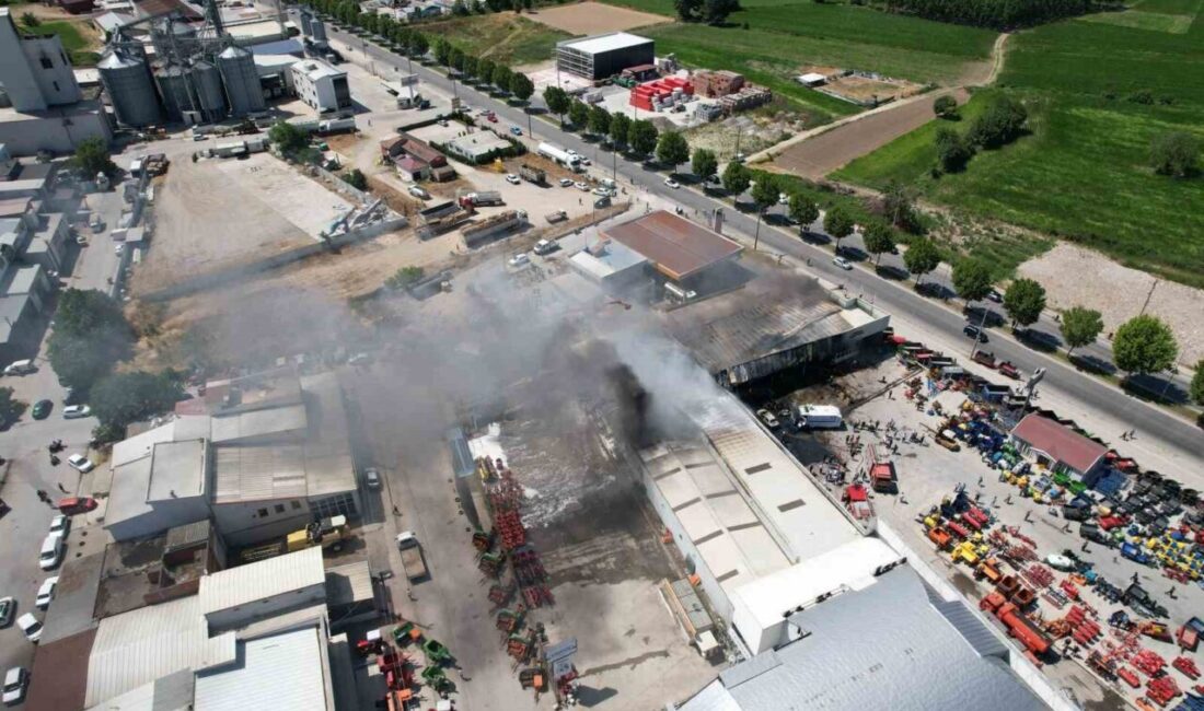 Sakarya’nın Adapazarı ilçesinde bulunan Zirai Aletler Sanayi Sitesi içindeki traktör