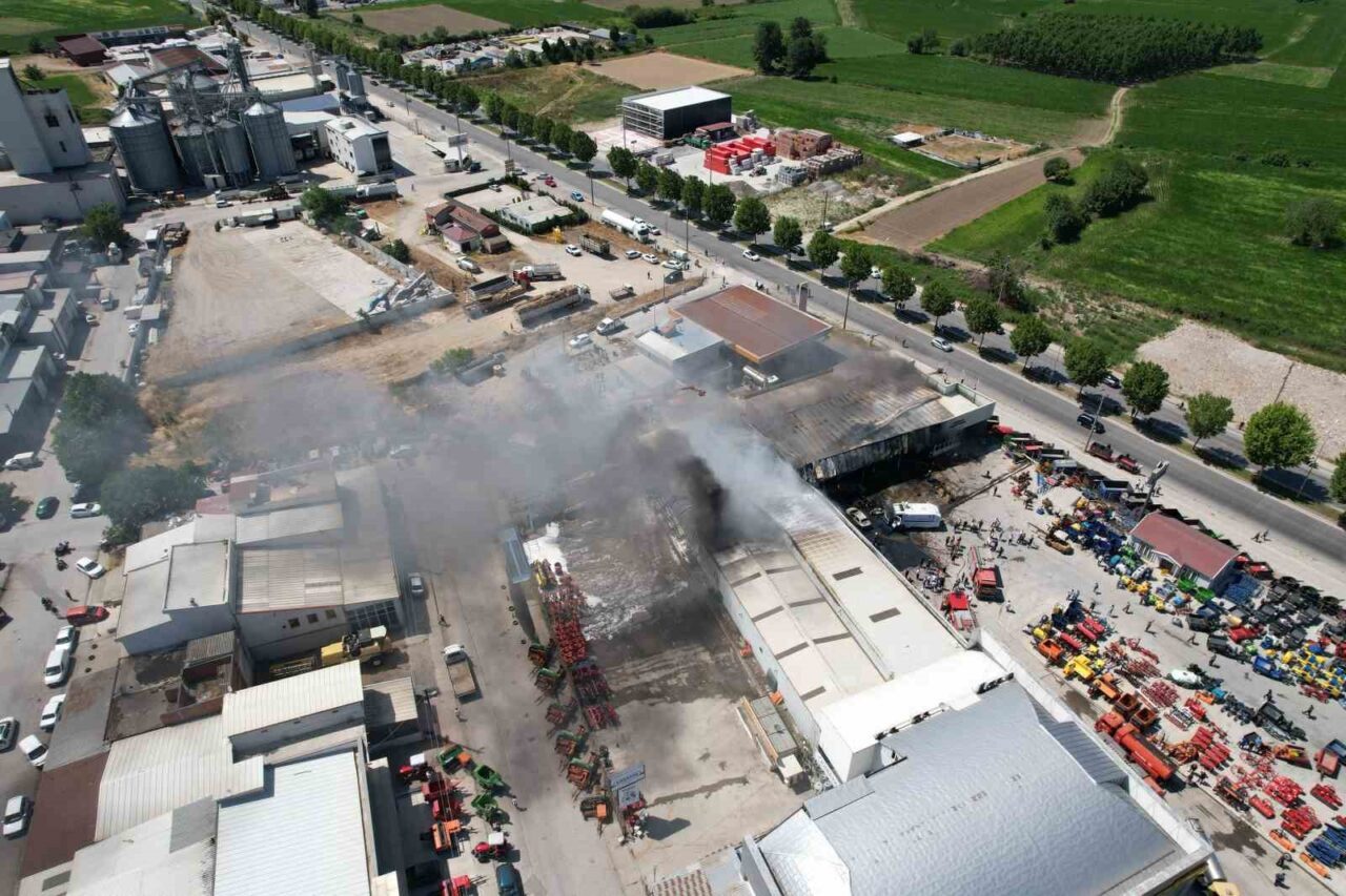 Sakarya’nın Adapazarı ilçesinde bulunan Zirai Aletler Sanayi Sitesi içindeki traktör