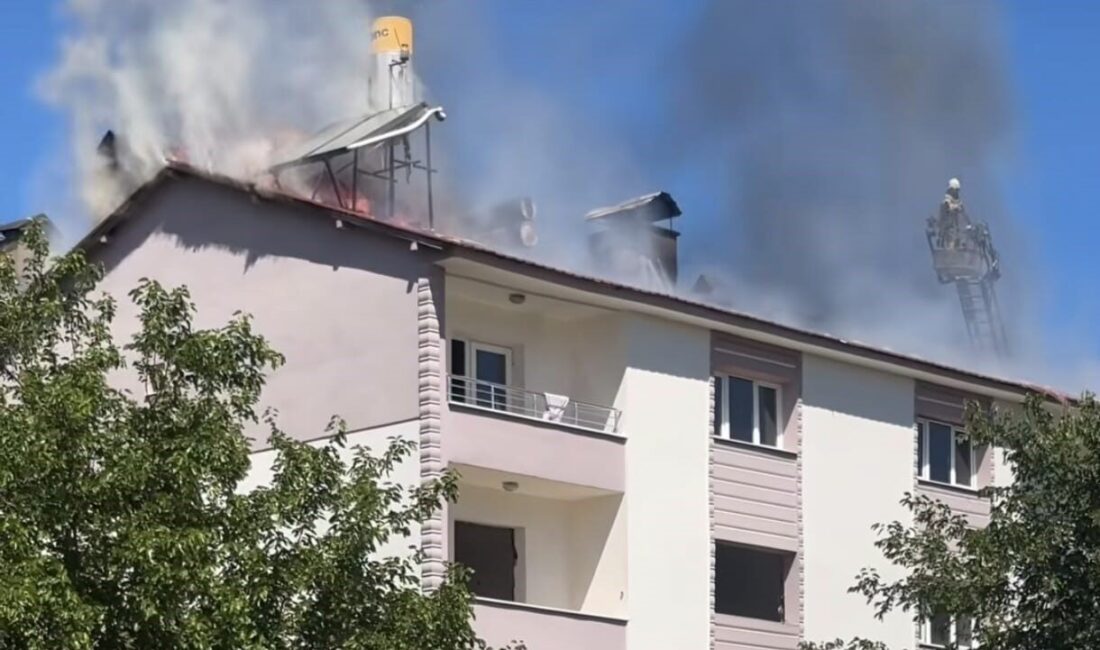 Tunceli’de kentsel dönüşüm kapsamında boşaltılan binada çıkan yangın ekiplerin müdahalesiyle