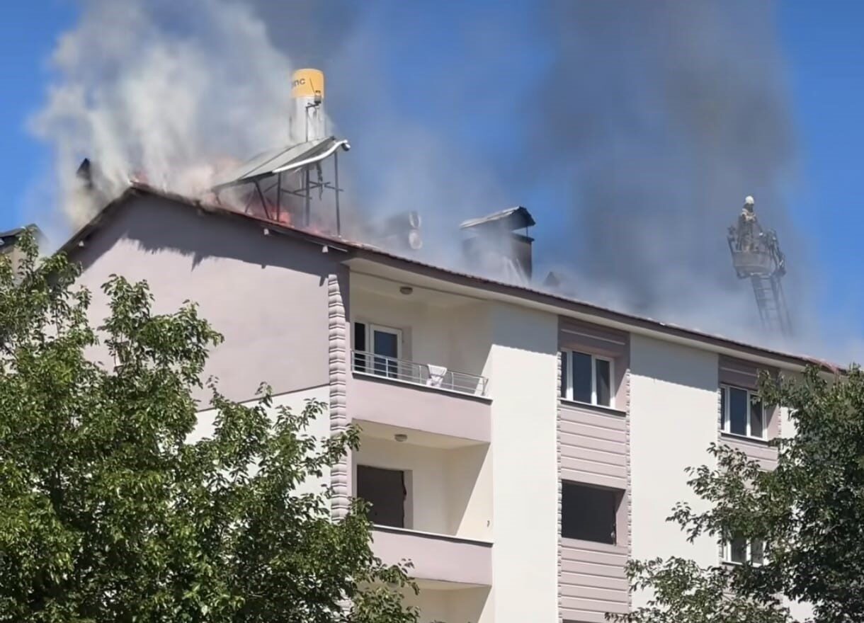 Tunceli’de kentsel dönüşüm kapsamında boşaltılan binada çıkan yangın ekiplerin müdahalesiyle