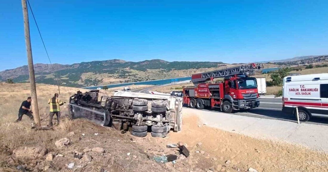 Tunceli’de freni patlayan kamyon devrildi. Sürücüsünün araçtan fırladığı araç hurdaya